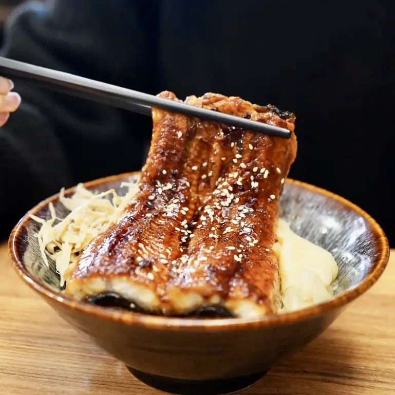 小椿食堂 鰻魚丼飯 份量扎實 油亮軟嫩