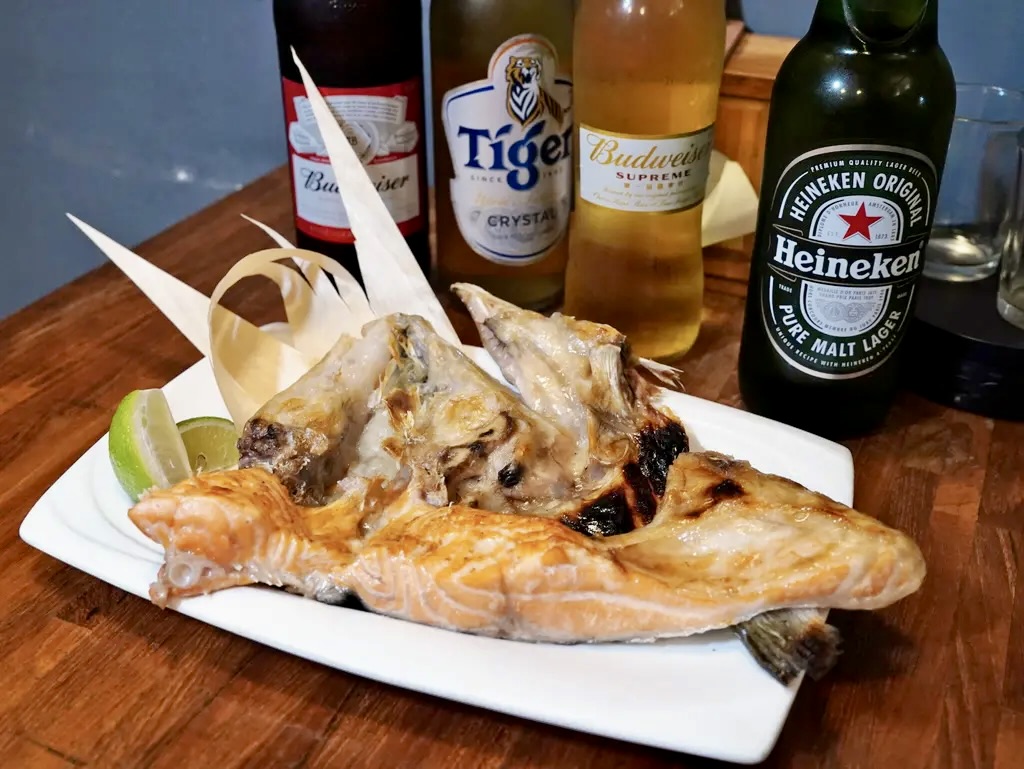 台南居酒屋 烤鮭魚頭下巴 油脂豐厚 份量大