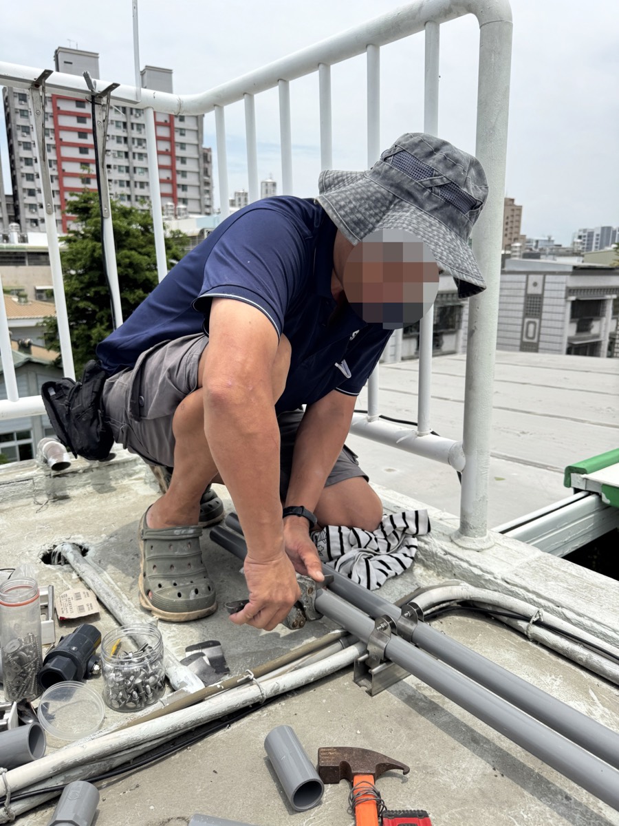 淨水師傅到高雄透天頂樓安裝全戶軟水系統